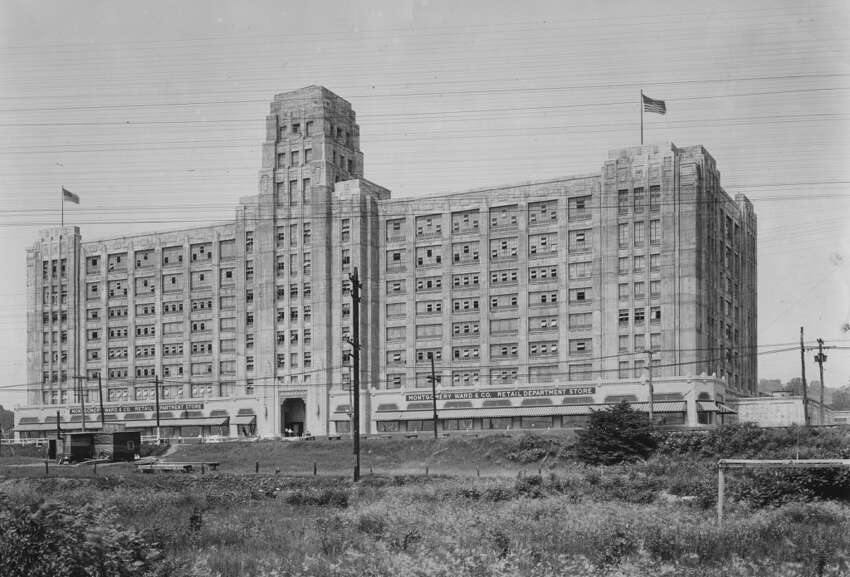 Quartier Montgomery, Menands. Ce point de repère de huit étages, vu ici à Broadway en 1932, était dans un emplacement privilégié pour un grand magasin et un entrepôt avant l'époque des centres commerciaux et des magasins à grande surface. Aujourd'hui, le bâtiment est une installation polyvalente appelée Riverview Centre.