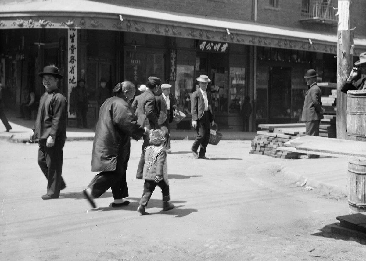 Before the fires: Arnold Genthe's Chinatown