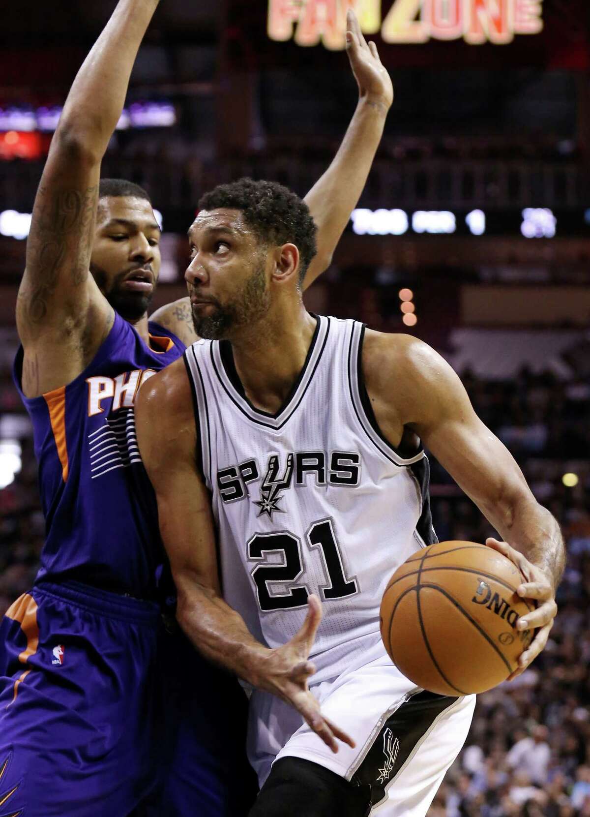 Spurs whack Phoenix, take aim at second seed