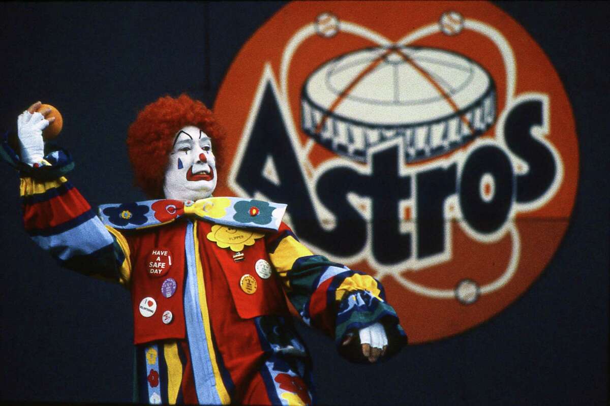 Reports 3 men with 'creepy clown' masks, gun found by security at SF's