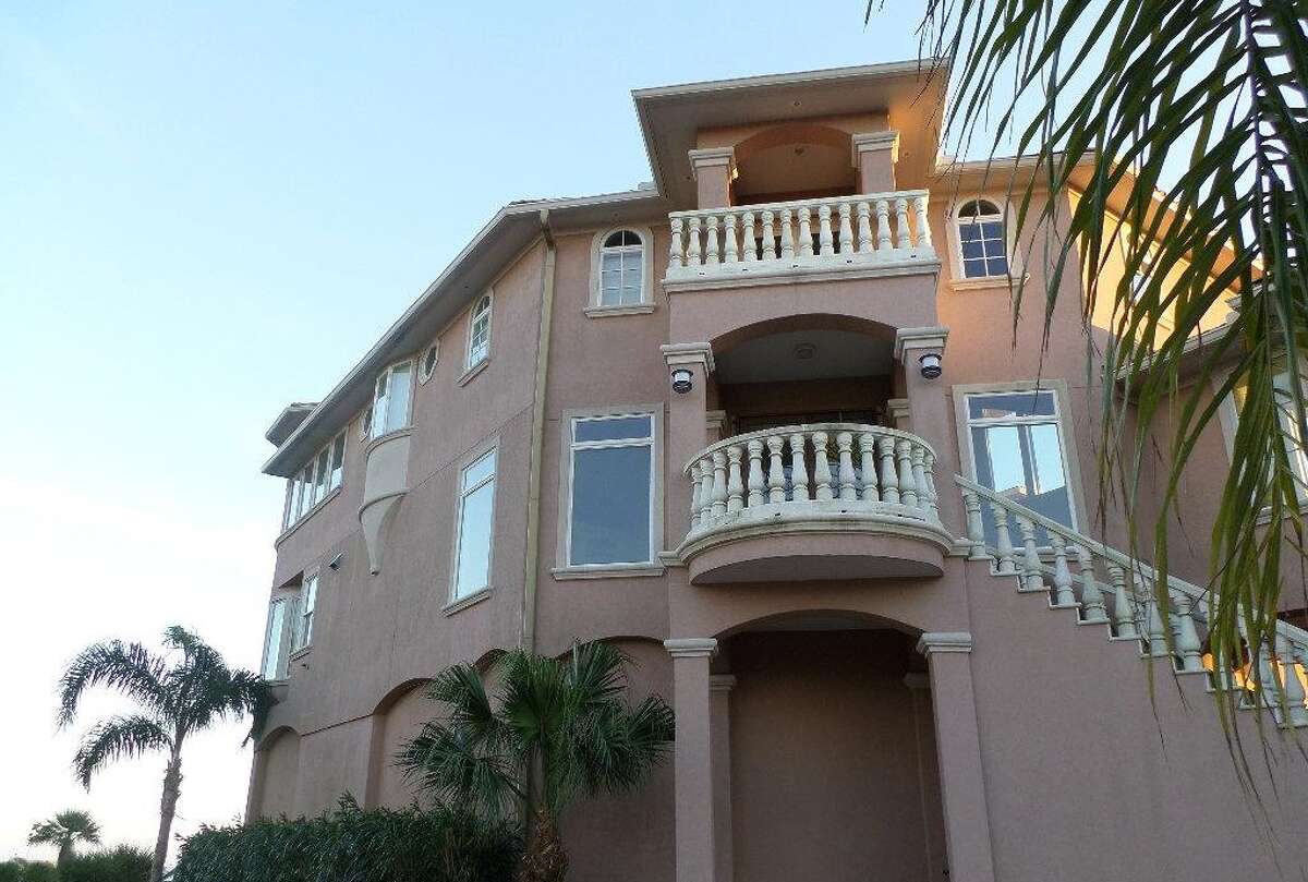 Massive El Paso home now under foreclosure