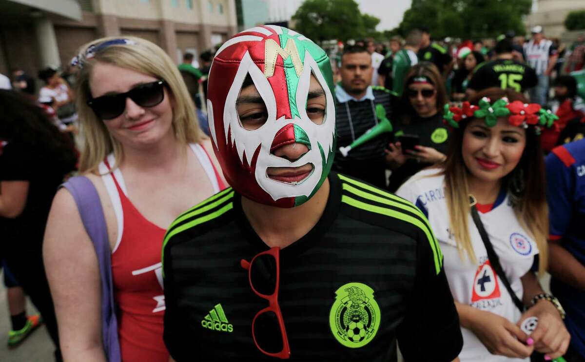 Excited crowd surrounds the Alamodome before the start of the U.S. vs ...