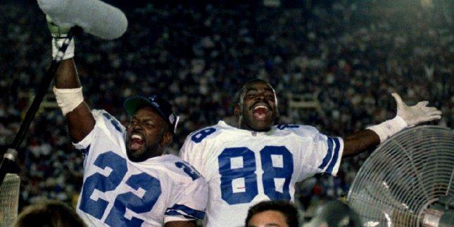 Emmitt Smith of the Dallas Cowboys celebrates the tying touchdown News  Photo - Getty Images