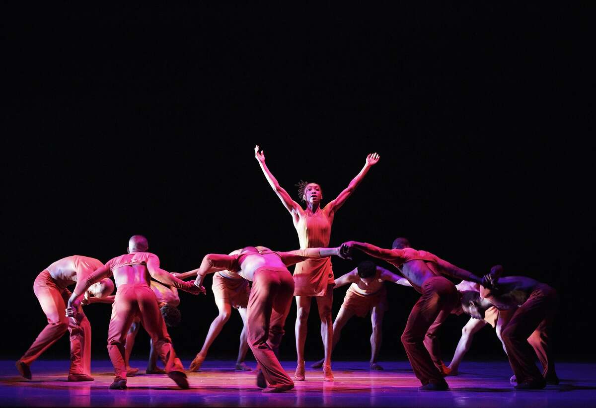 Robert Moses piece looks great on Alvin Ailey dance company
