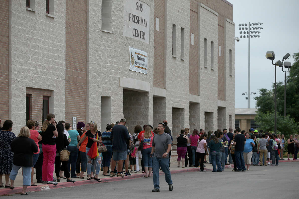 People line up to pick students up after a student alllegedly attempted suicide Friday April 17, 2015 at Seguin High School in Seguin, Texas.