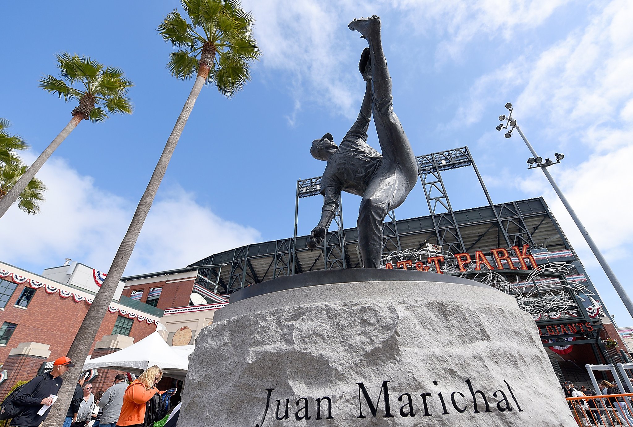 Dodgers’ 1st statue to depict Jackie Robinson