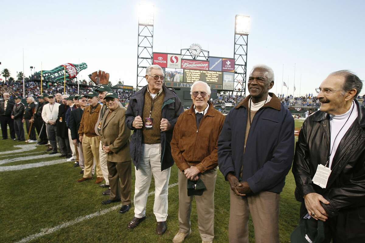 2006年12月27日，星期三，加利福尼亚州旧金山AT&T公园，1951年USF唐顿队，最右边的四名球员是:1951年USF唐顿队的一些球员，鲍勃·圣克莱尔(右四)，拉尔夫·托马斯(第三)，78岁的伯尔·托勒和文斯·特里加里(最右边)，这只是比赛前在绿碗球场上获得荣誉的众多球员中的一小部分。布尔·托勒(右二)在USF与(左起)鲍勃·圣克莱尔、拉尔夫·托马斯和文斯·特里格里一起踢足球。