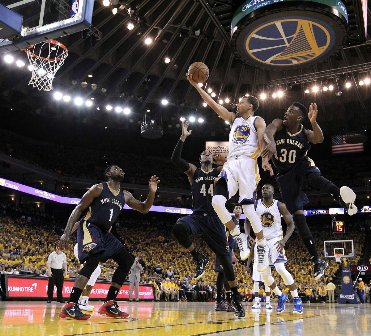 Stephen Curry (30) elevates as he goes to the basket during the second half. The Golden State Warriors played the New Orleans Pelicans in Game 2 of the 1st Round of NBA Western Conference Playoffs at Oracle Arena in Oakland, Calif., on Monday, April 20, 2015.