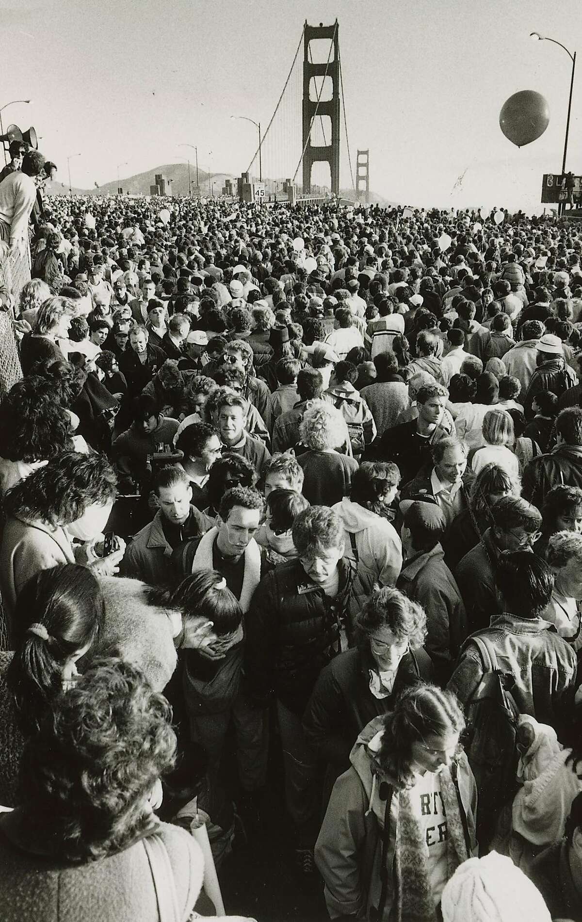 1987年5月24日，大批民众聚集在金门大桥南端，参加金门大桥50周年庆典。timeline_144