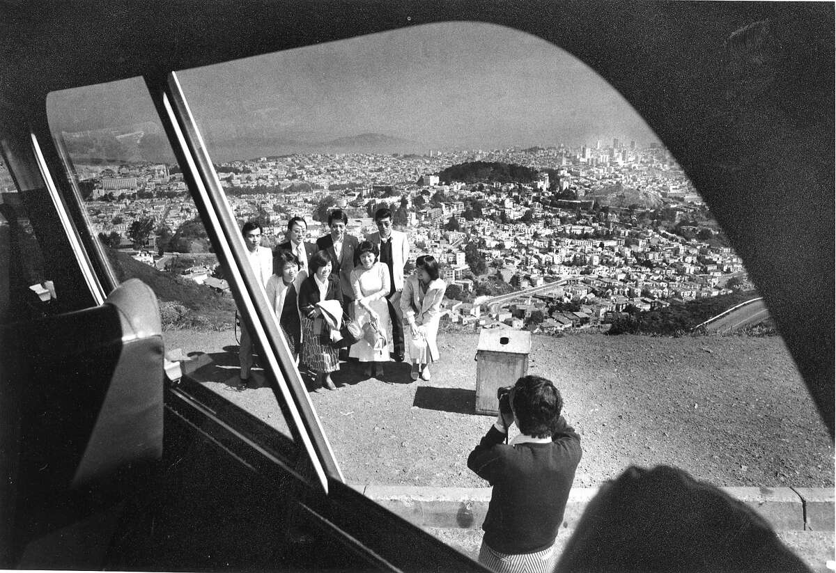 1977年4月18日，游客在观光巴士上拍摄旧金山的天际线