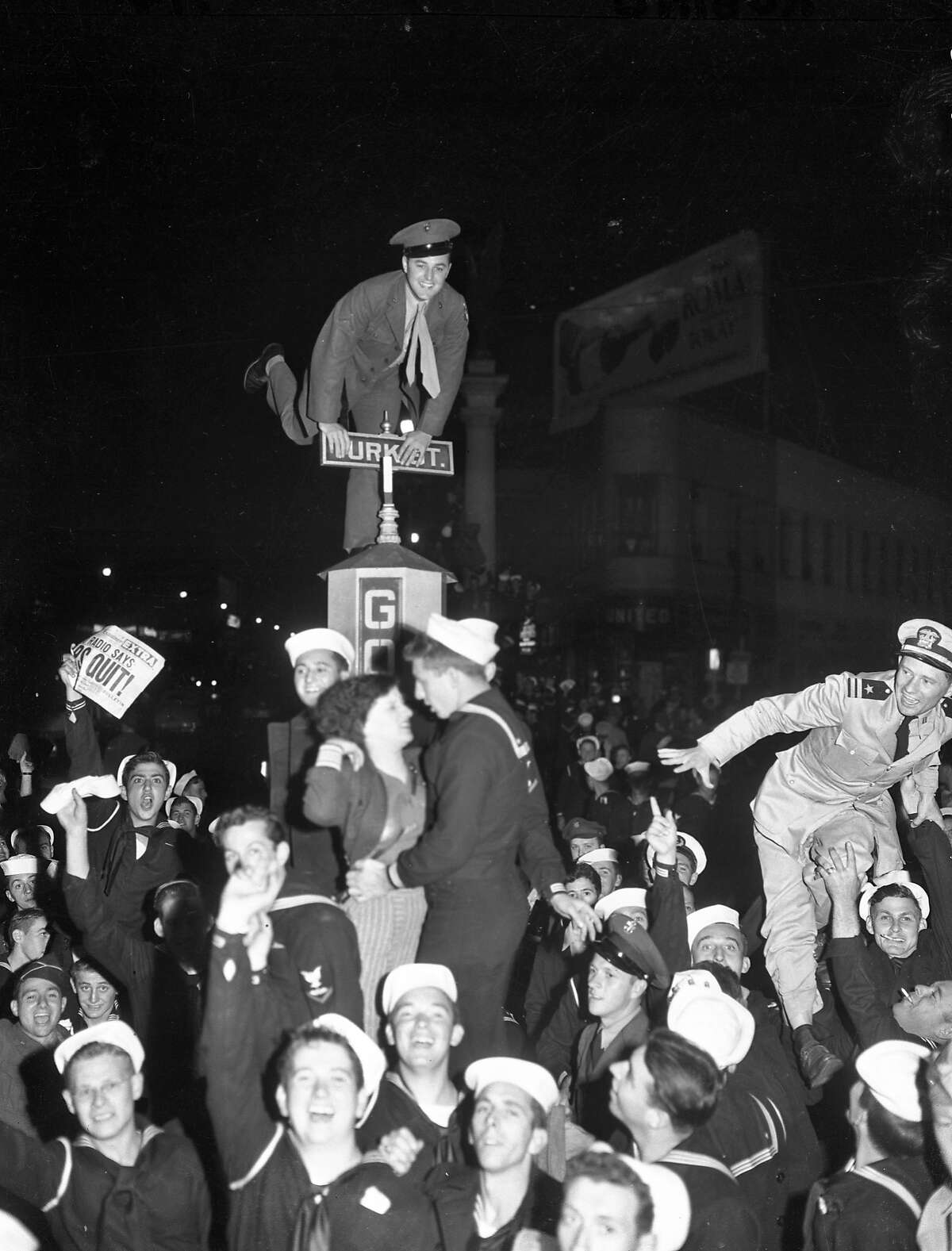 胜利日在旧金山庆祝…1945年8月14日至15日二战结束，日本投降底片上写着1945年8月13日，市场街