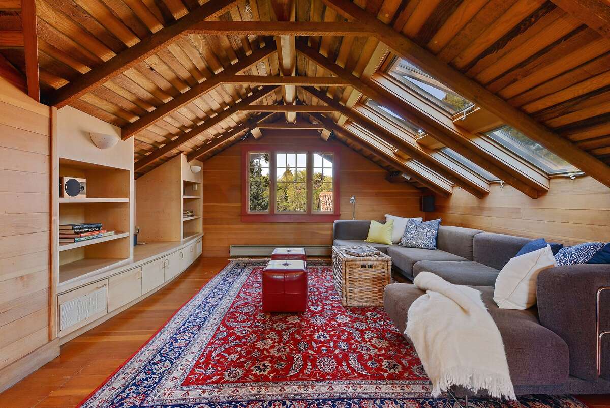 Мансарда 40кв. Мастерская художника в мансарде. Жилой чердак в частном доме. Интерьер жилого чердака. Мансарды в частном доме.