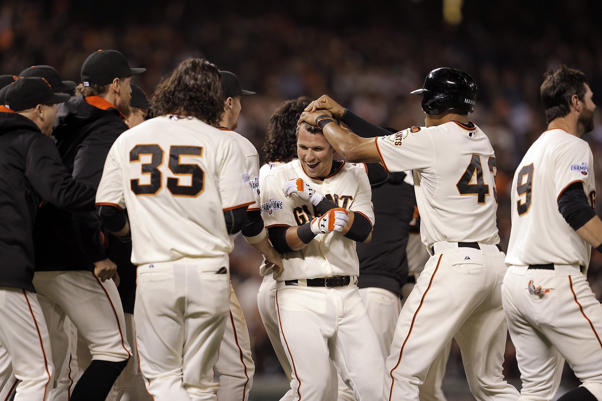 Joe Panik sacrifice fly lifts Giants over Dodgers 3-2