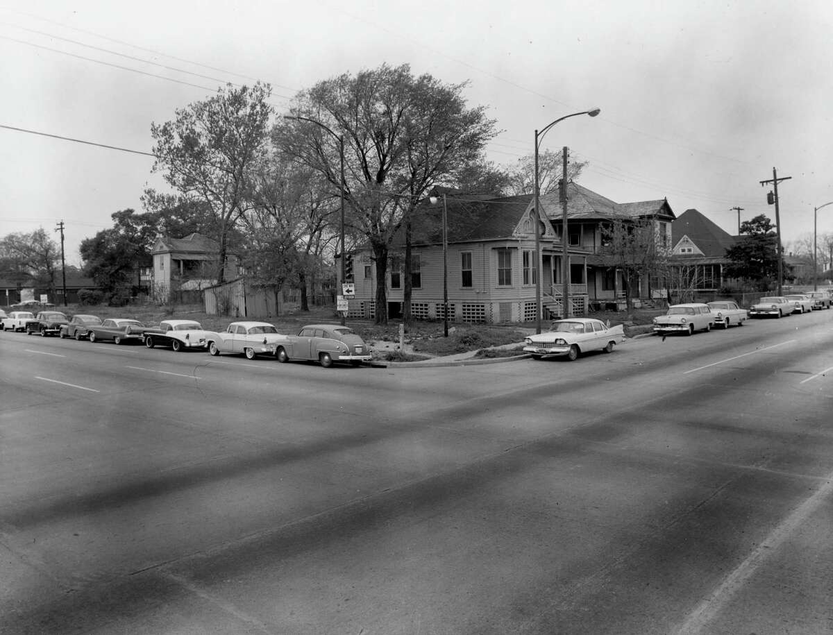 Corner of Smith at Jefferson, 1963. The Cottage, Old A.T. Branch home, Old Hamburger home. 500 block of Jefferson.