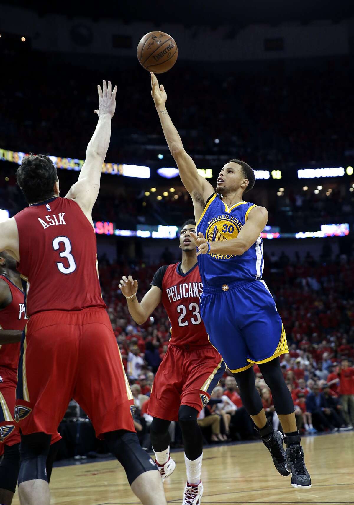 Warriors, down 20 in fourth, steal Game 3 victory