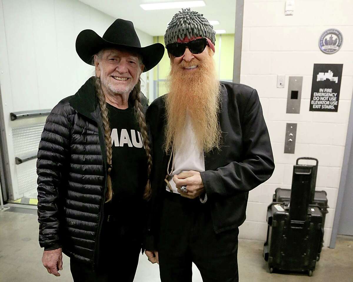 PHOTOS: Pictures of Willie Nelson with all his famous friends Willie is a popular guy and his easygoing demeanor blends just as well with Billy Gibbons (from ZZ Top, pictured) as it does with politicians and Hollywood stars like Zooey Deschanel.   Click through to see all the people who have crossed paths with the Red Headed Stranger....