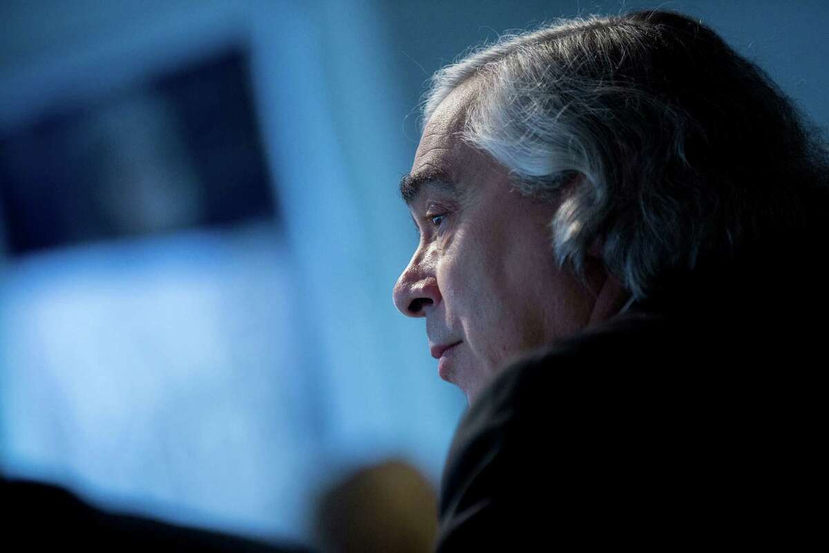 Ernest Moniz's review envisions the U.S. government playing a larger role prodding states and utilities to replace old pipes.