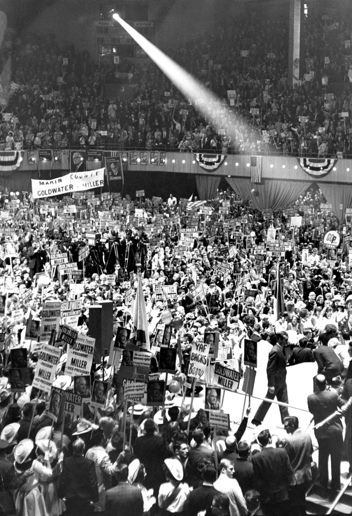代表们在牛宫在1964年的共和党全国代表大会。