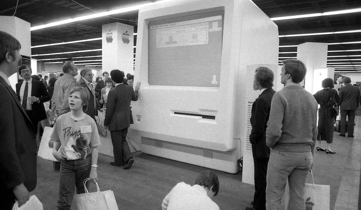 一个场景从第一个在旧金山MacWorld在布鲁克斯大厅2月21日,1985年。