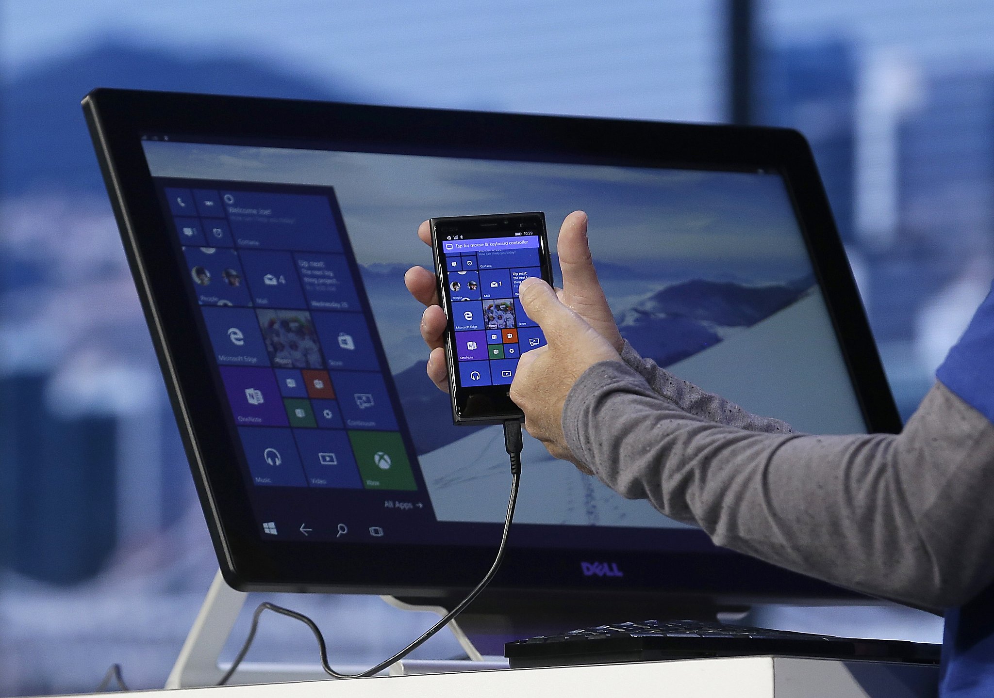 Вывести телефон на планшет. Continuum Windows 10. Смартфон на виндовс 10. Windows 10 mobile на планшет. Компьютер и смартфон.