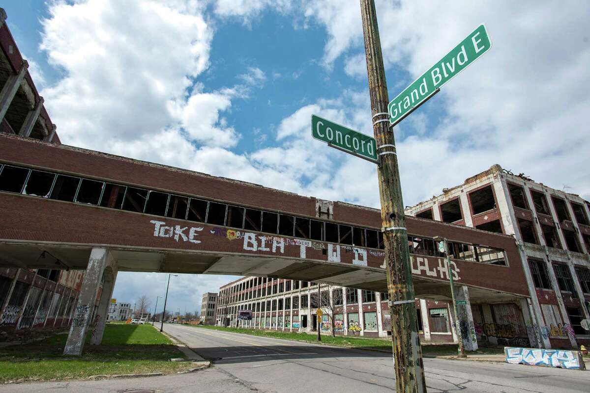 A bridge crosses East Grand Boulevard connecting sections of the abandoned Packard auto assembly plant in Detroit, Michigan, U.S., on Tuesday, April 21, 2015. Arte Express Detroit LLC Chief Executive Officer Fernando Palazuelo bought the Packard Plant in 2013 and is working to restore the site in hopes of bringing jobs and commerce to the neighborhood. Photographer: Bryan Mitchell/Bloomberg