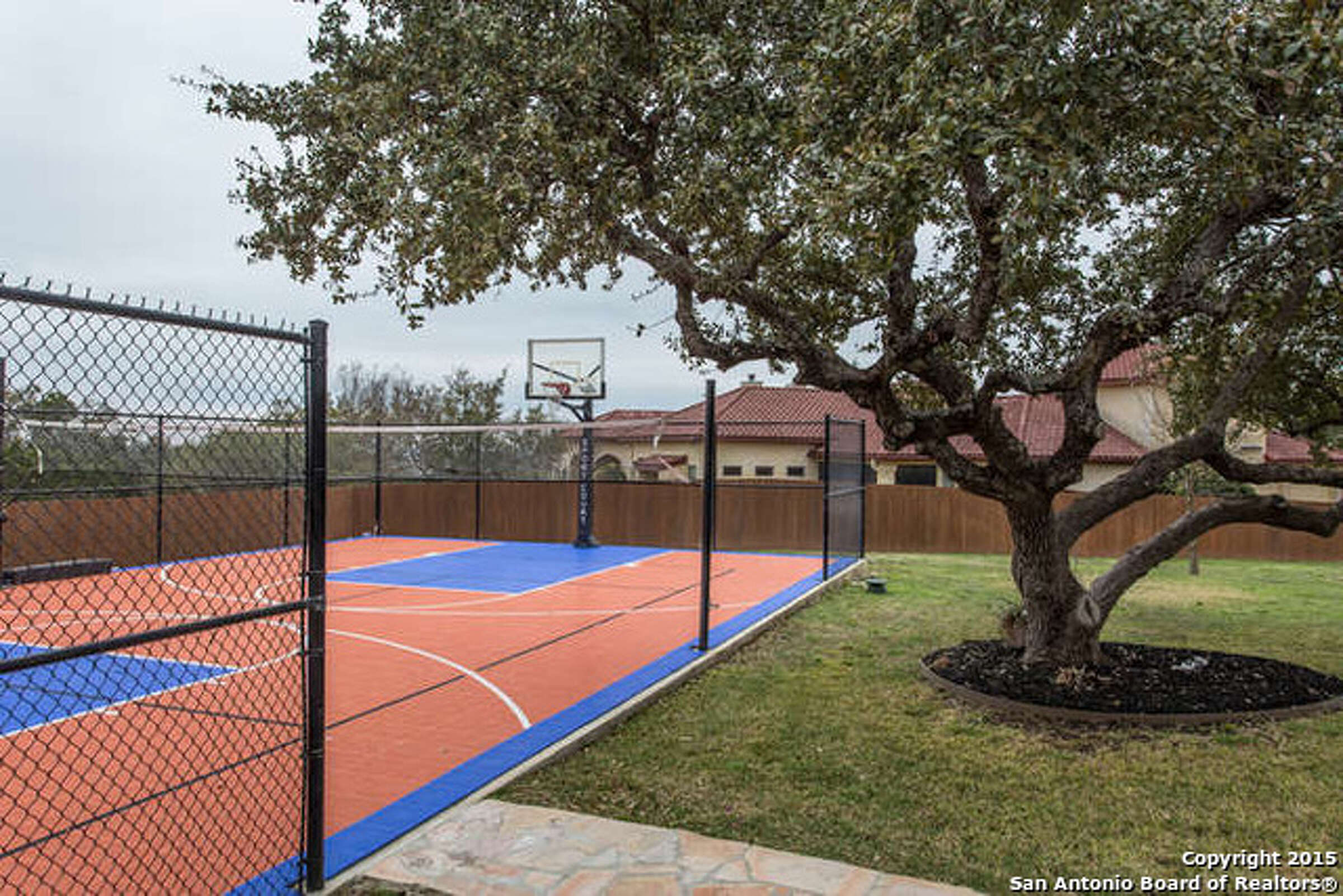 15 San Antonio homes with awesome backyards