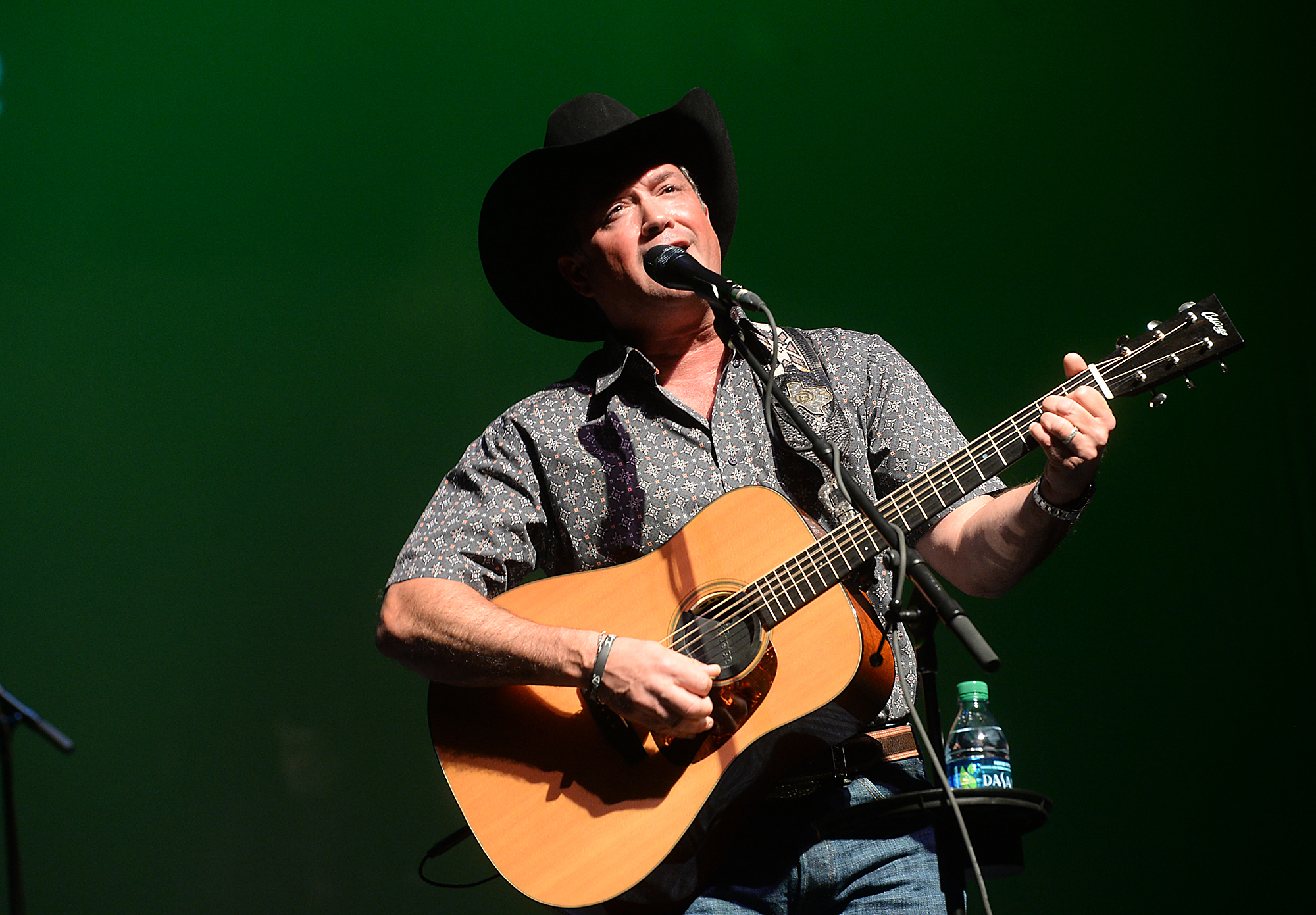 Local legend Tracy Byrd performs at the Jefferson Theatre