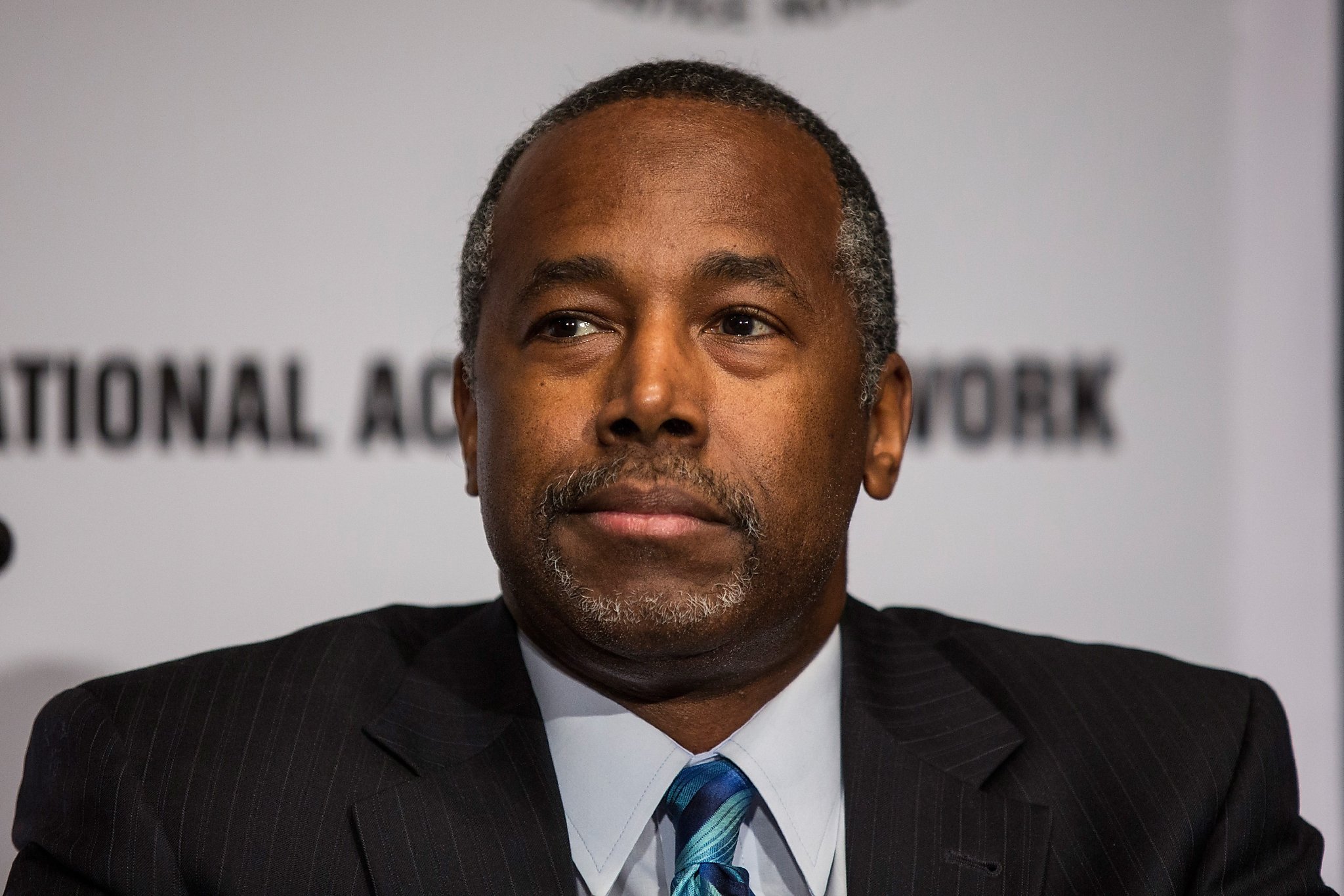 Ex-neurosurgeon Ben Carson, a conservative star, seeks presidency