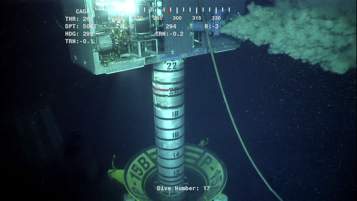 Undersea 'vacuum cleaner' takes on mud