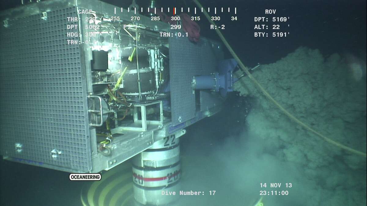 Undersea 'vacuum cleaner' takes on mud