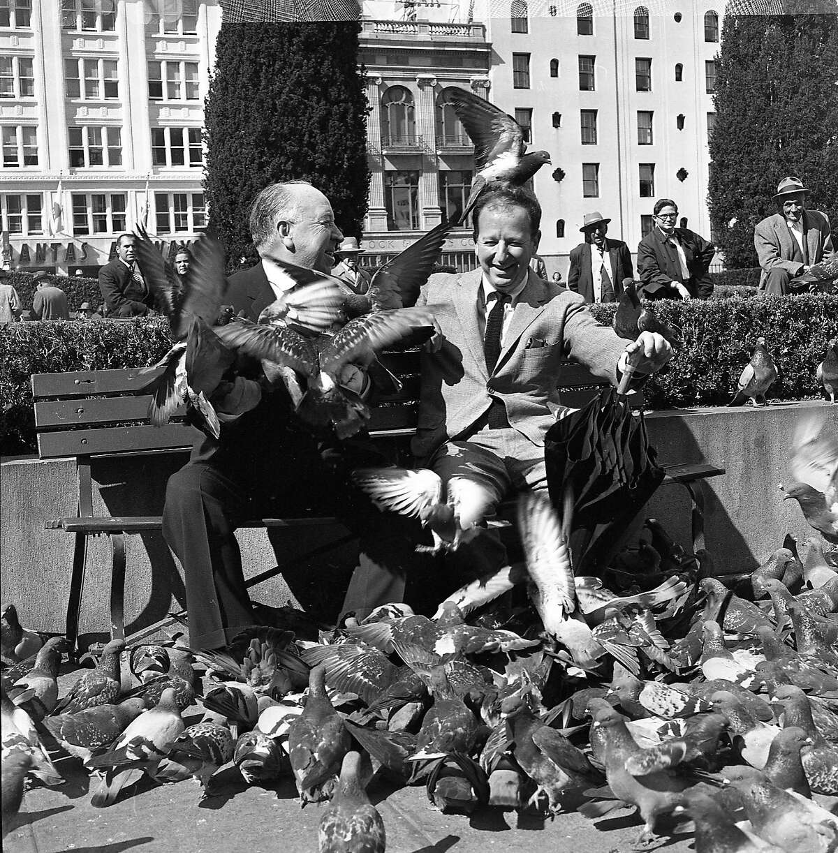 1963年4月1日:赫伯·卡恩和阿尔弗雷德·希区柯克在联合广场开心地谈论希区柯克的新电影《群鸟》。