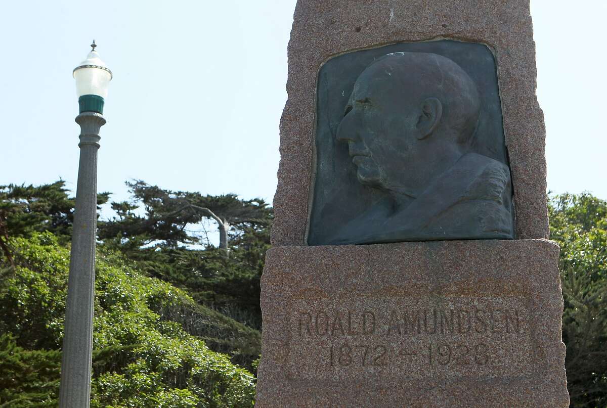 2015年5月6日，周三，加州旧金山，海滩小屋附近矗立着一座罗尔德·阿蒙森纪念碑。挪威探险家罗尔德·阿蒙森的船Gjoa号在旧金山搁浅了60多年。现在它已经消失了，唯一留下的标志是10英尺高的花岗岩纪念碑。