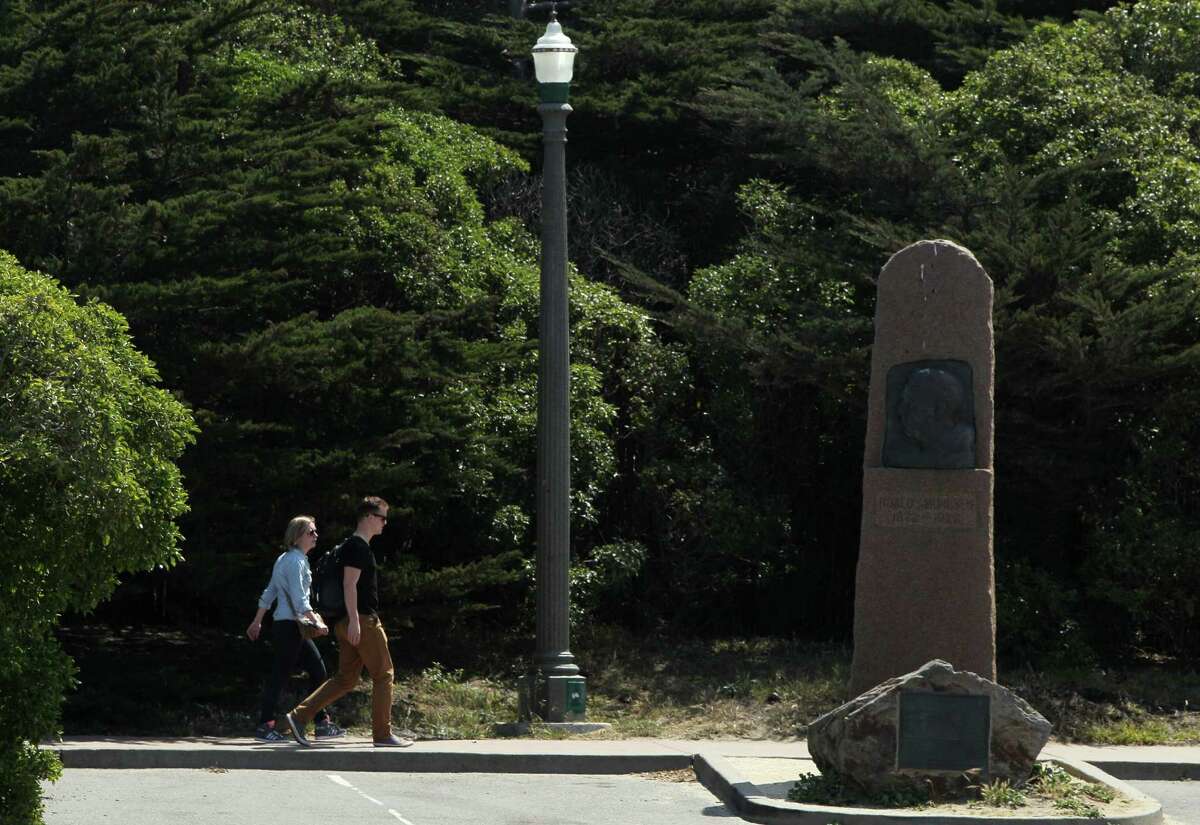 人们走过旧金山海滩小屋附近的罗尔德·阿蒙森纪念碑。这位挪威探险家的船Gjoa号在旧金山搁浅了60多年。现在它已经消失了，唯一留下的标志是10英尺高的花岗岩纪念碑。