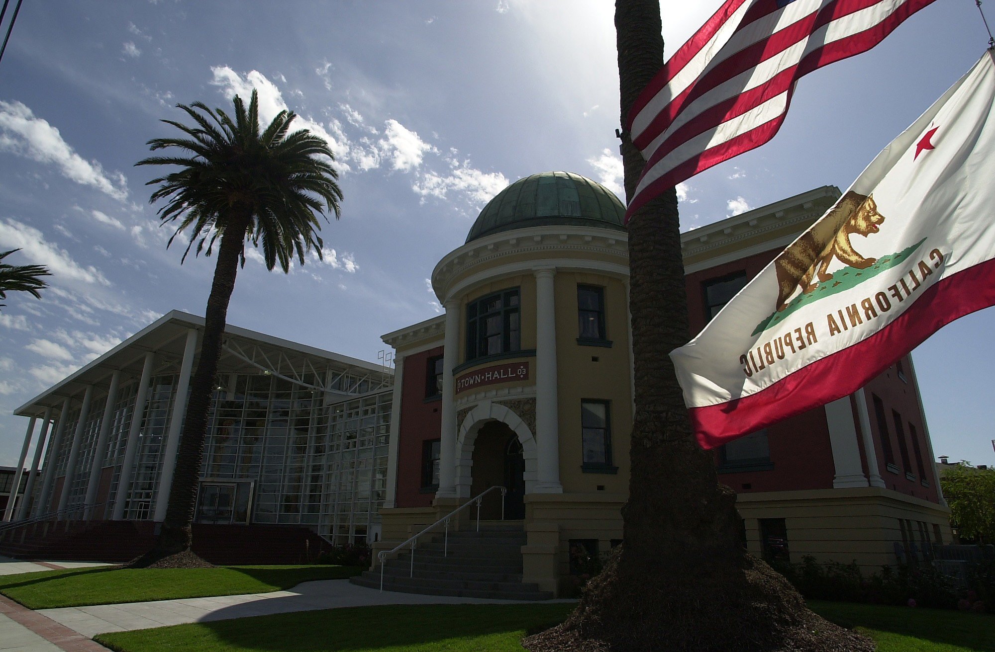 Emeryville council votes to raise minimum wage