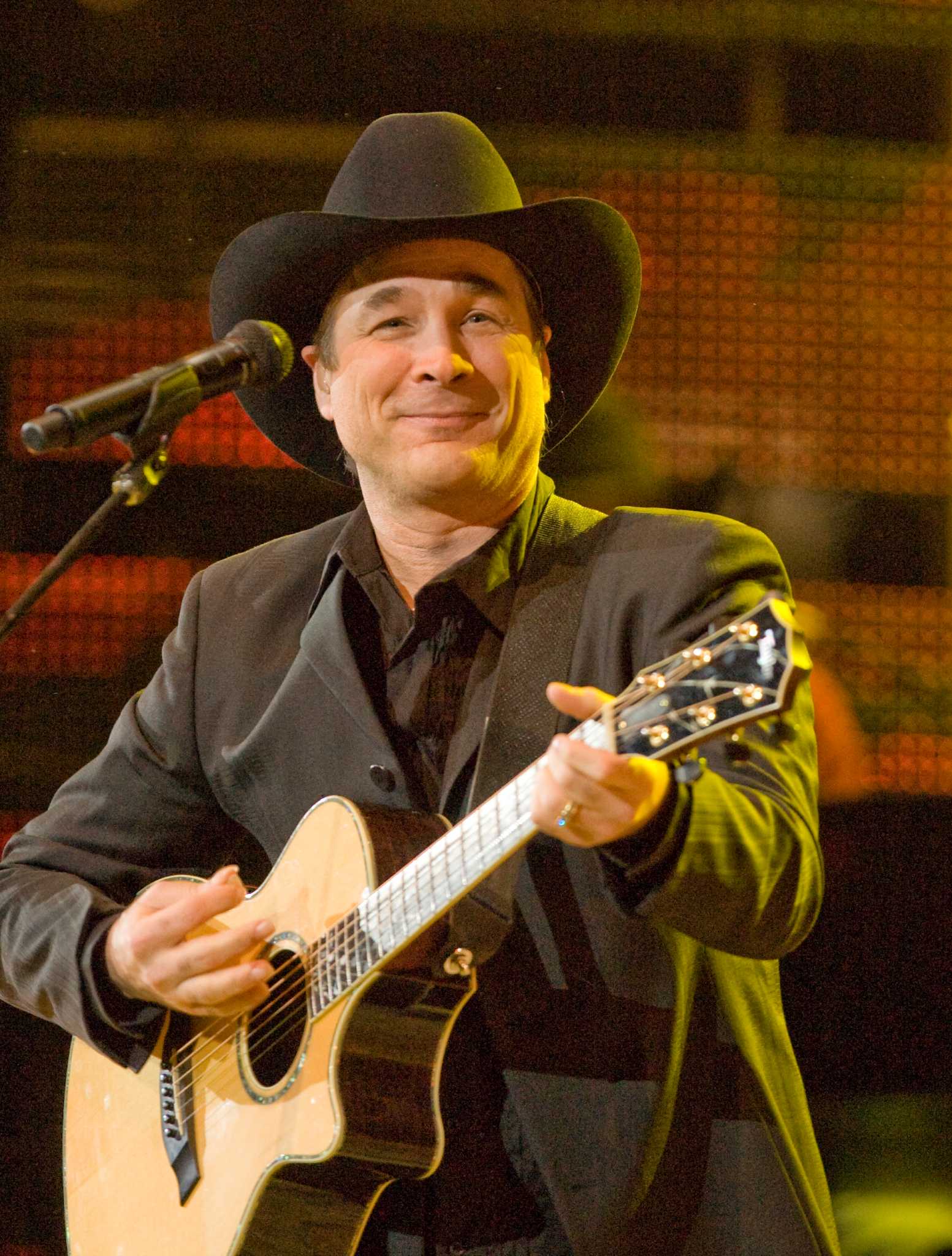 Country Legends 92.9 HD2 - On this day in 1998, Garth Brooks