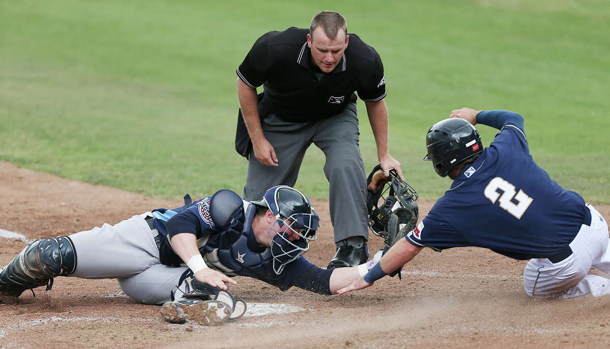 Hooks' offense explodes in Opening Day win over San Antonio