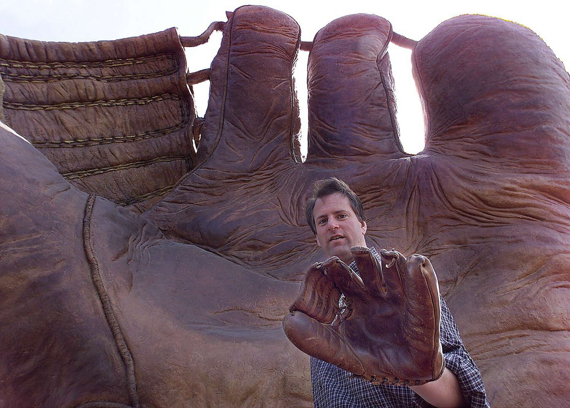 Setting the record straight on AT&T Park's big glove