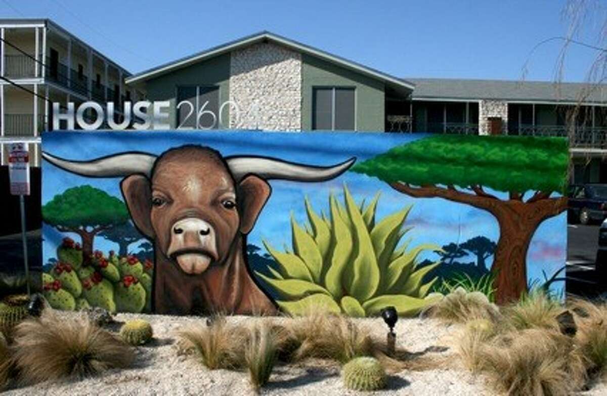 Central Texas artist paints large mural of 'The Dude' from