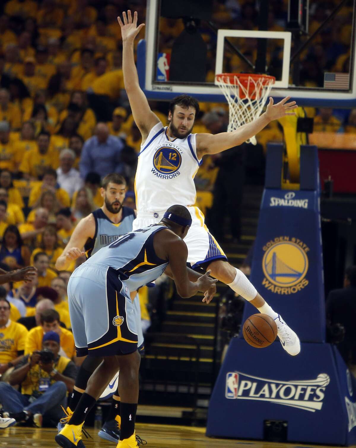 Launch party: Threes carry Warriors past Grizzlies