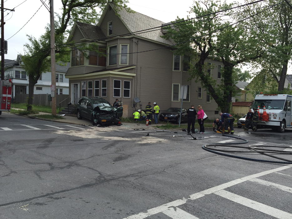 No serious injuries after 2-car crash damages gas meter in North Albany