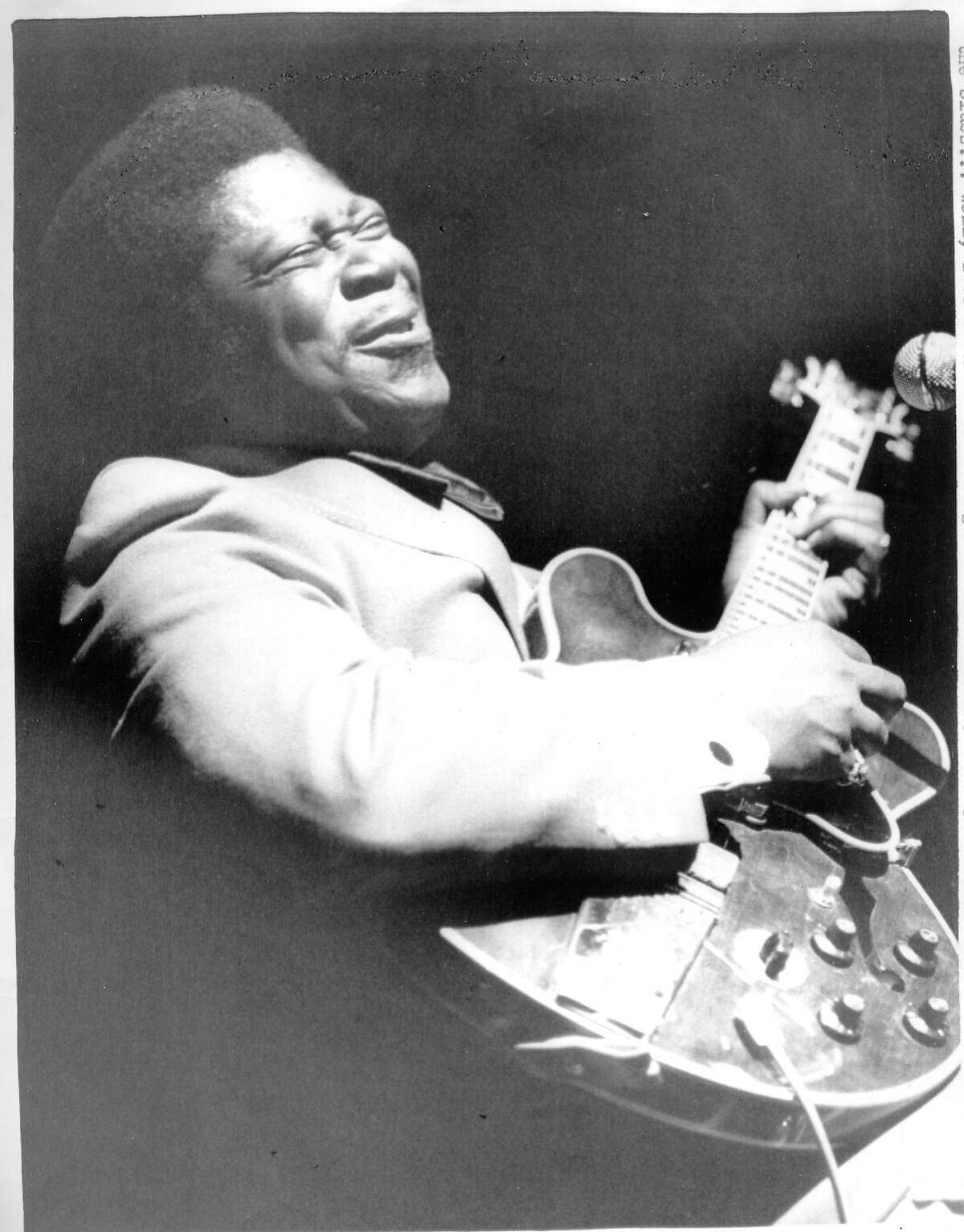 B.B. King playing the guitar 12/27/1970 UPI photo