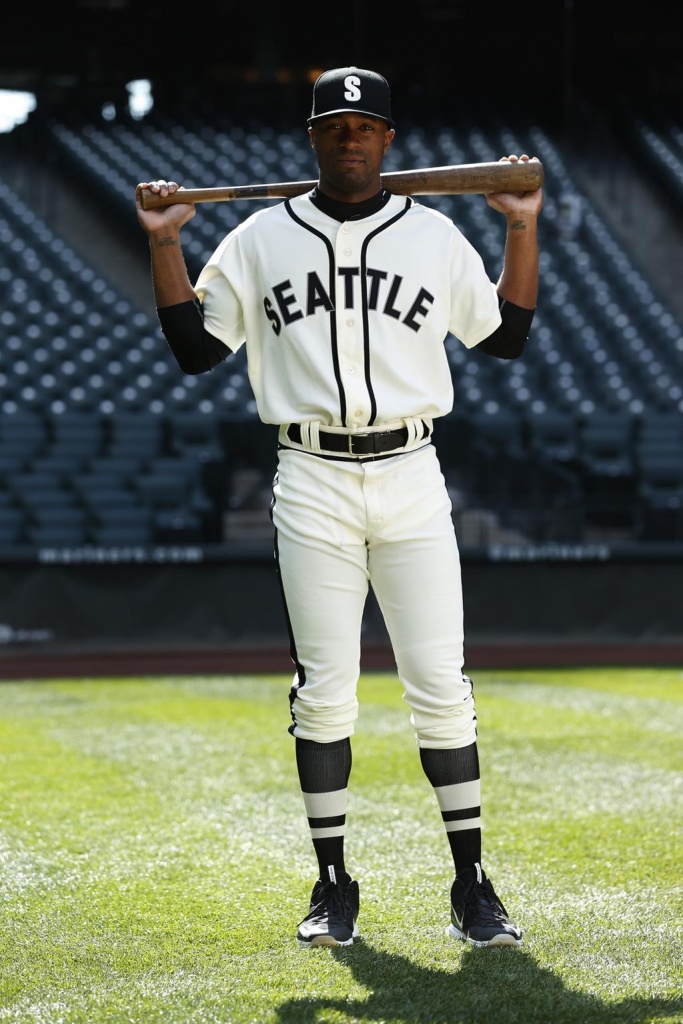Seattle Mariners unveil new spring training uniforms