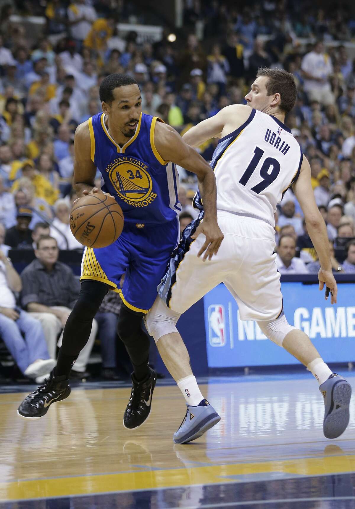 Golden State Warriors guard Shaun Livingston (34) dribbles around Golden State Warriors guard Leandro Barbosa (19), of Brazil, during the first half of Game 6 of a second-round NBA basketball Western Conference playoff series Friday, May 15, 2015, in Memphis, Tenn. (AP Photo/Mark Humphrey)