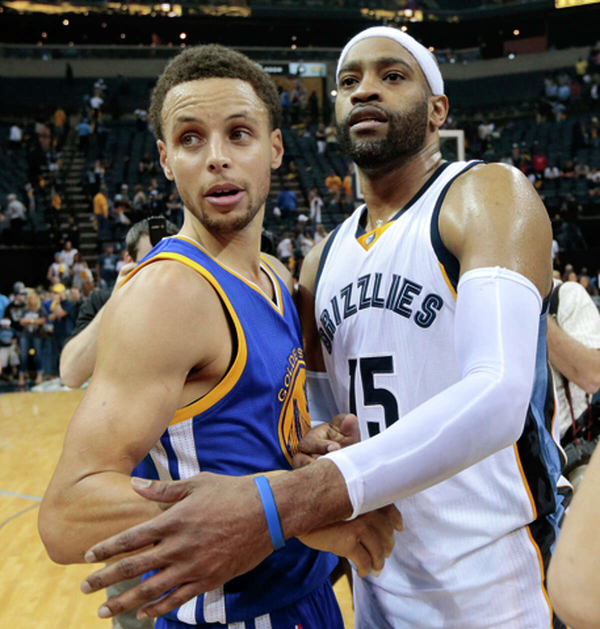 Stephen Curry is congratulated by Memphis’ Vince Carter.