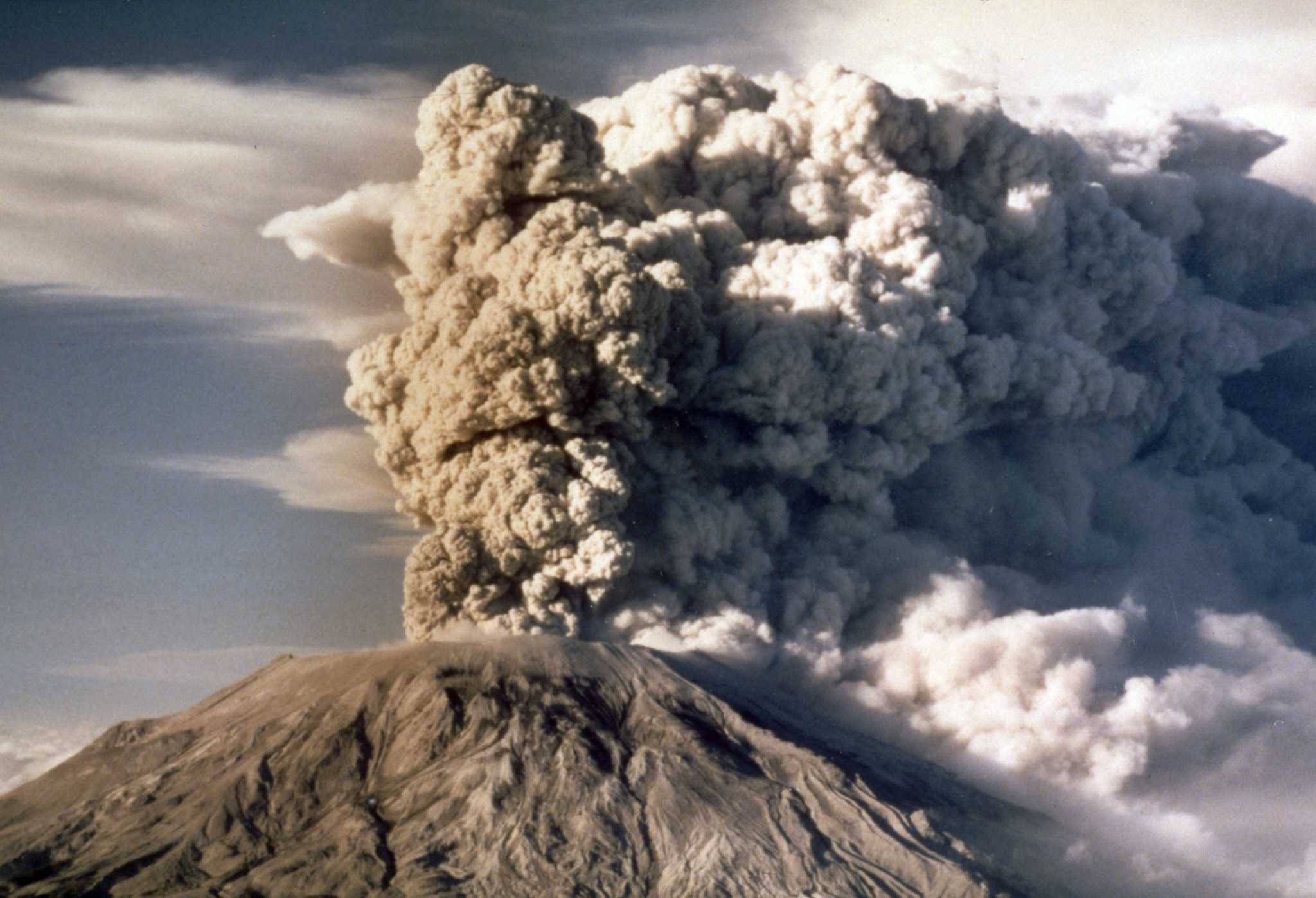 A Look Back 35 Years After Mount St Helens Deadly Eruption