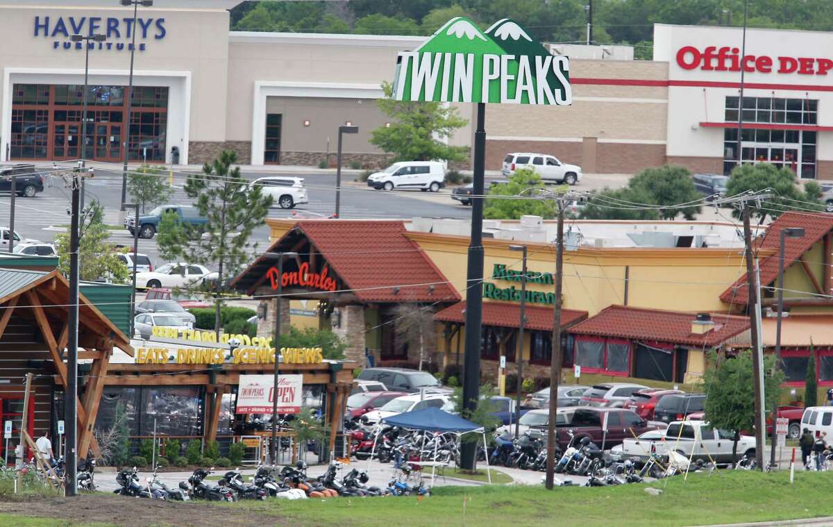 Law enforcement officers investigate the parking lot of a Twin Peaks restaurant Sunday, May 17, 2015, in Waco, Texas. Waco Police Sgt. W. Patrick Swanton told KWTX-TV there were "multiple victims" after gunfire erupted between rival biker gangs at the restaurant. (Rod Aydelotte/Waco Tribune-Herald via AP)