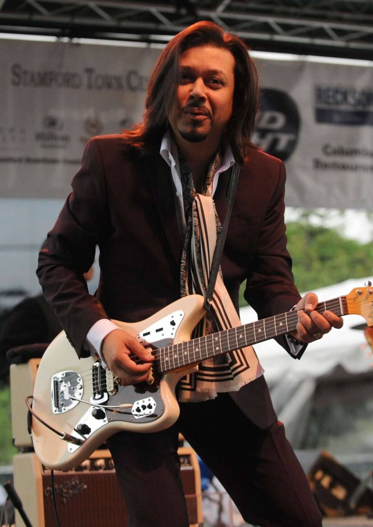 The Mavericks perform at AliveFive