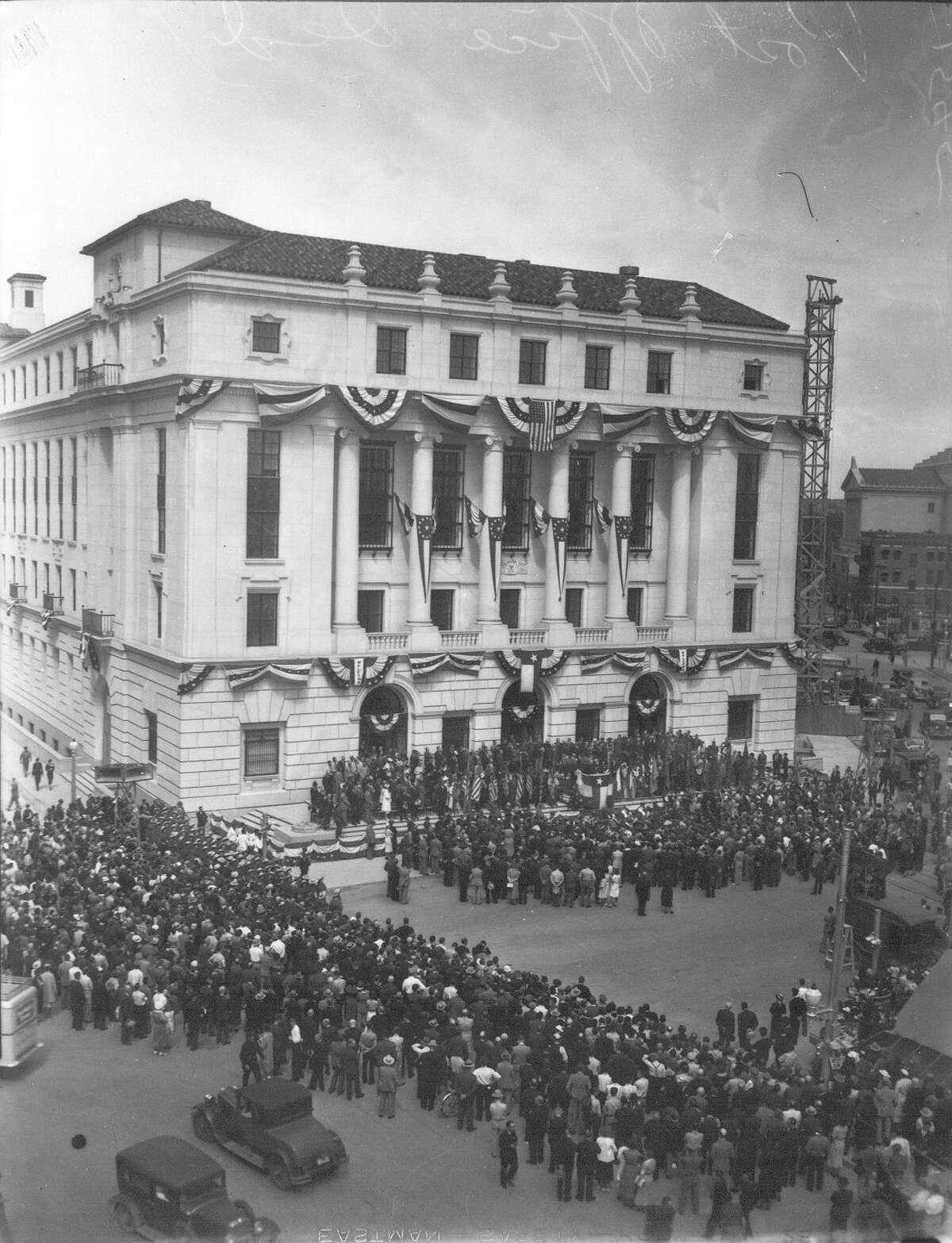 View of the crowd gathered in front of the Post Office for its dedication on March 24, 1937. Source: UTSA Libraries Special Collections, the Light Collection