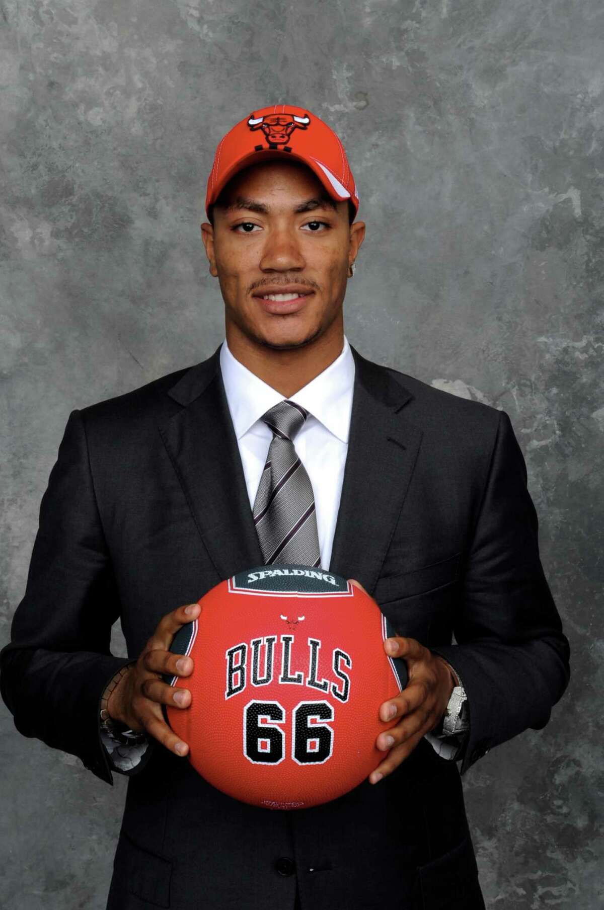 Derrick Rose selected number one overall by the Chicago Bulls poses for a portrait backstage during the 2008 NBA Draft on June 26, 2008 at the WaMu Theatre at Madison Square Garden in New York City. NOTE TO USER: User expressly acknowledges and agrees that, by downloading and or using this photograph, User is consenting to the terms and conditions of the Getty Images License Agreement. Mandatory Copyright Notice: Copyright 2008 NBAE (Photo by Jennifer Pottheiser /NBAE via Getty Images)