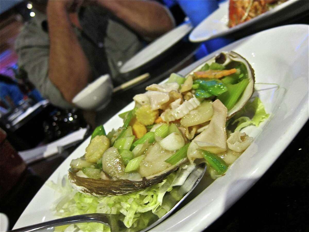 Sauteed live surf clam with vegetables at Hai Cang 